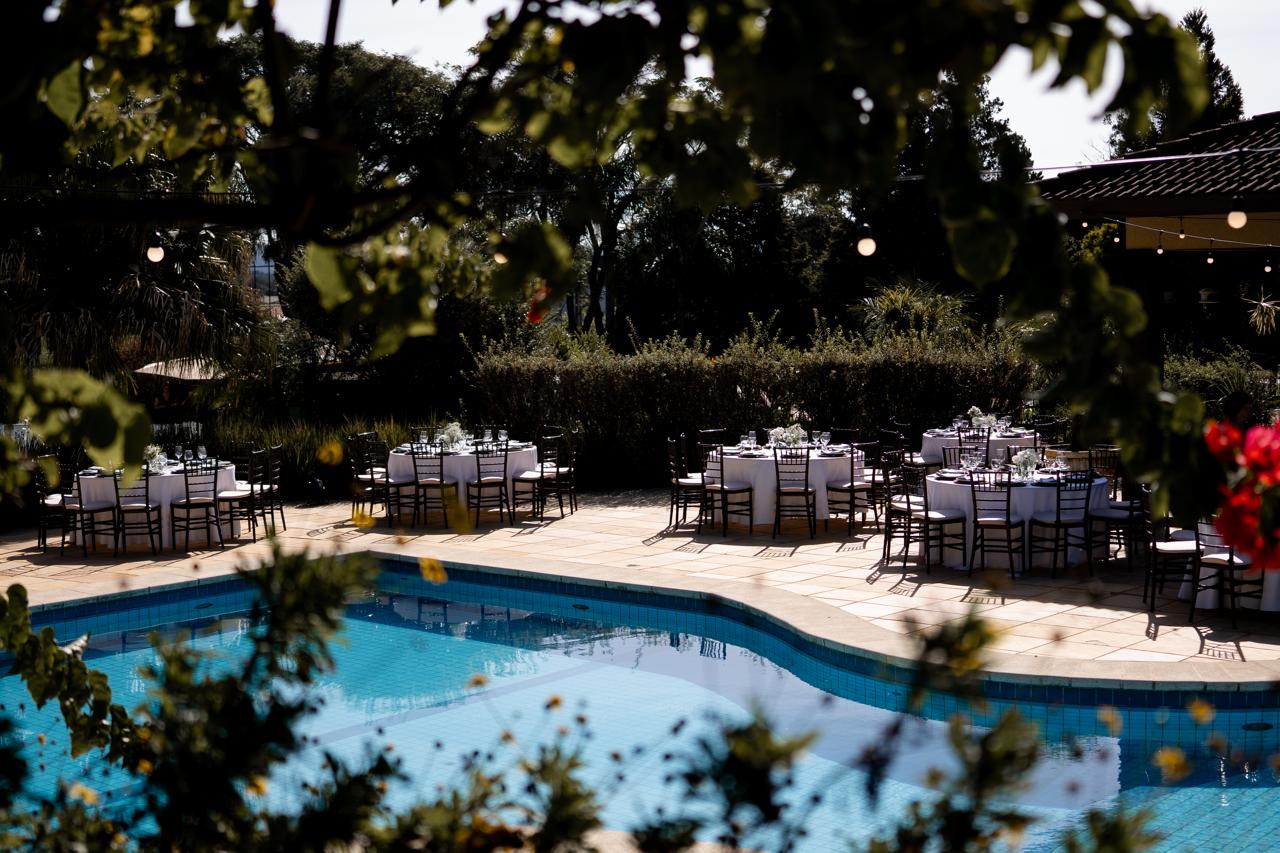Mesas decoradas ao ar livre ao lado da piscina